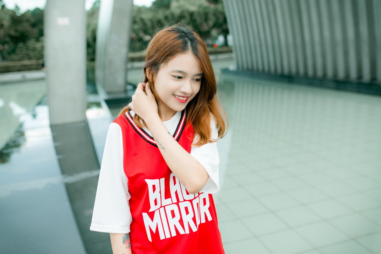 徐濠縈最新時尚打扮，展現(xiàn)獨特魅力的先鋒時尚標(biāo)簽